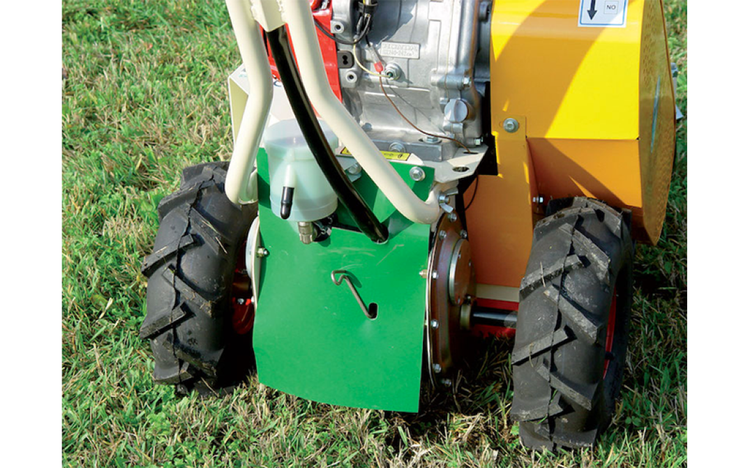 Trasmissione idrostatica CG-505-HD8 La trasmissione idrostatica con il blocco del differenziale favorisce
una buona manovrabilità nelle diverse condizioni di lavoro, mentre le
ruote motrici a tacche garantiscono un’ottima trazione anche in terreni
non livellati.