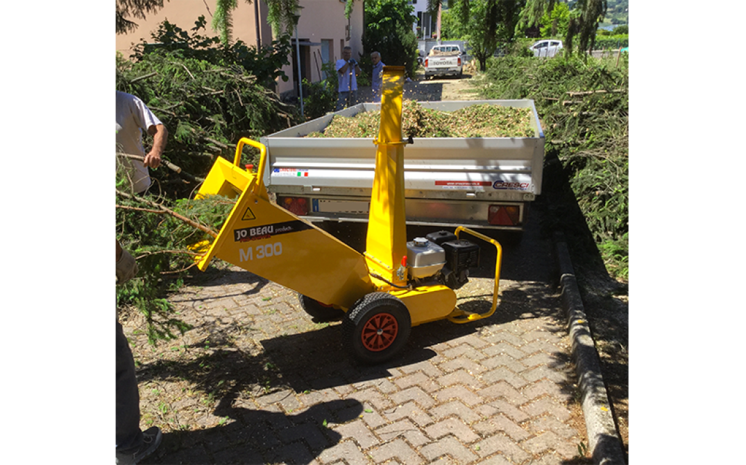 Cippatore M300 scarico su rimorchio