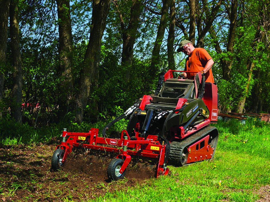 Mini Skid Dingo® TX-1000-WT con rastrello a motore