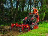 Mini Skid Dingo® TX-1000-WT con rastrello a motore