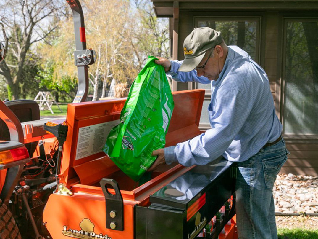 Caricamento tramoggia rigeneratrice OS-1548 Land Pride