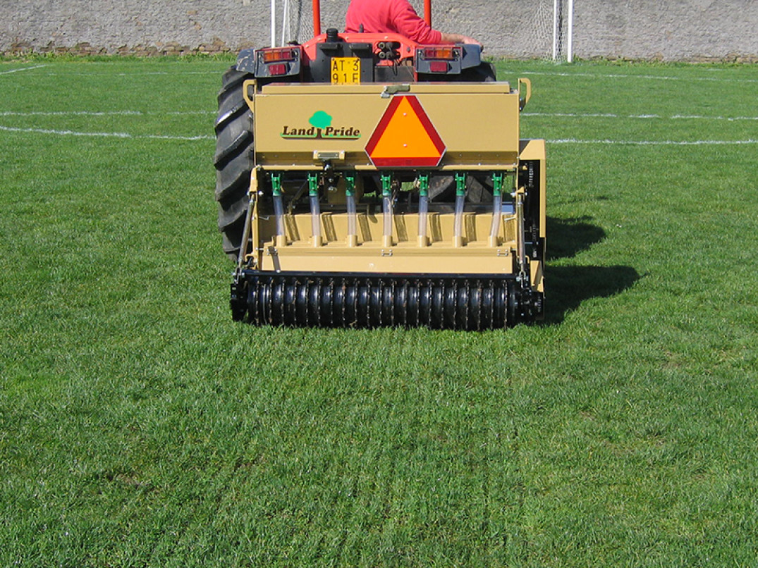 Rigeneratrice OS-1548 Land Pride al lavoro